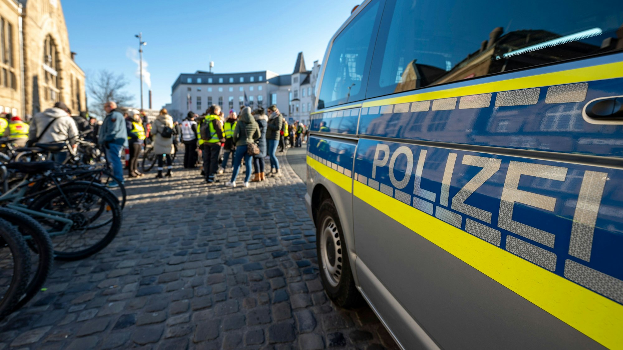 Die Polizei vor dem Hauptbahnhof in Bielefeld (Symbolbild): Als die Türen eines Busses sich schließen, stürzt eine Frau und wird in Bielefeld von einem Bus überrollt.