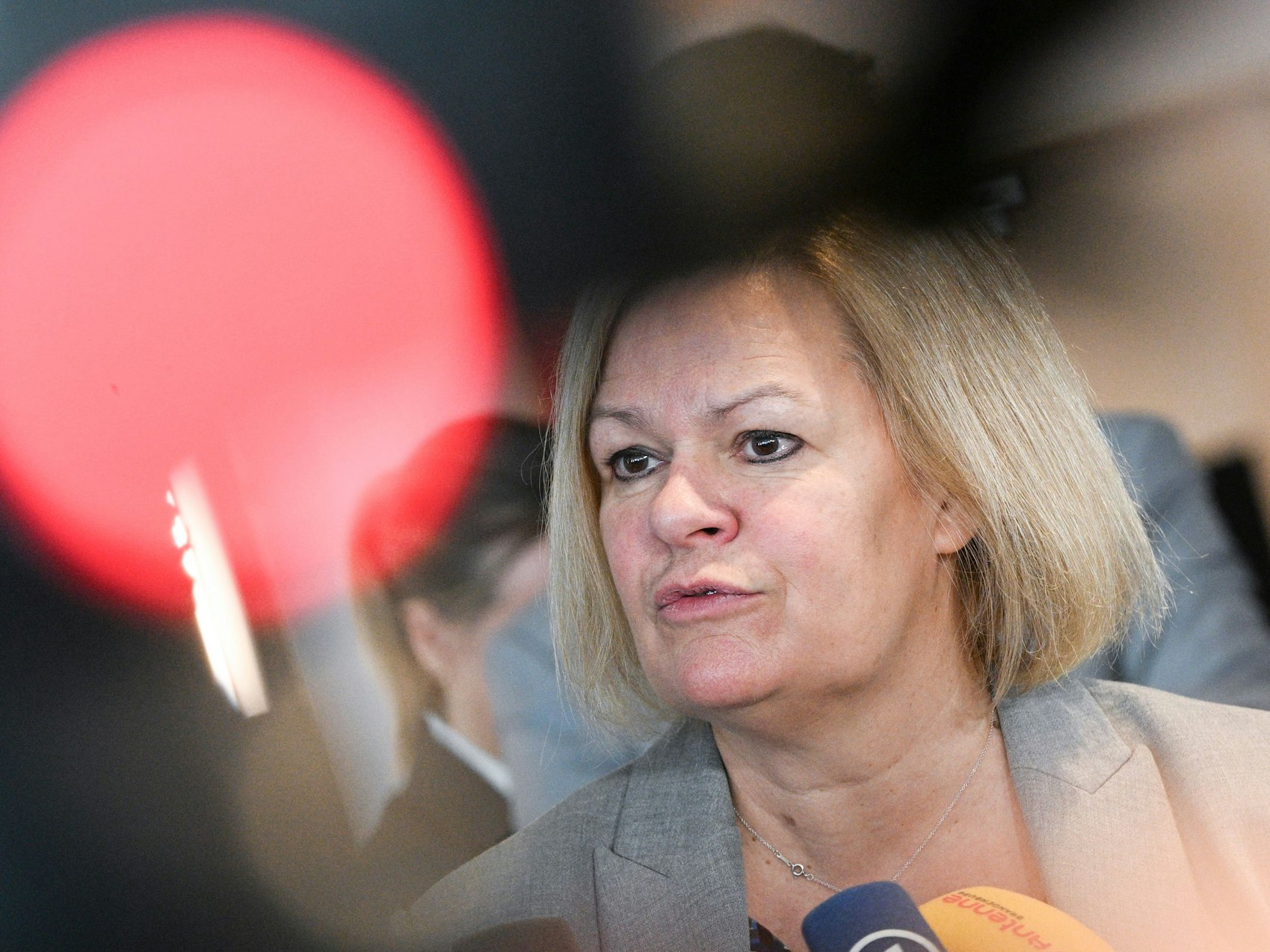 Nancy Faeser (SPD), Bundesinnenministerin, gibt ein Statement bei der Fortsetzung der Tarifverhandlungen für den öffentlichen Dienst im Kongresshotel Am Templiner See.