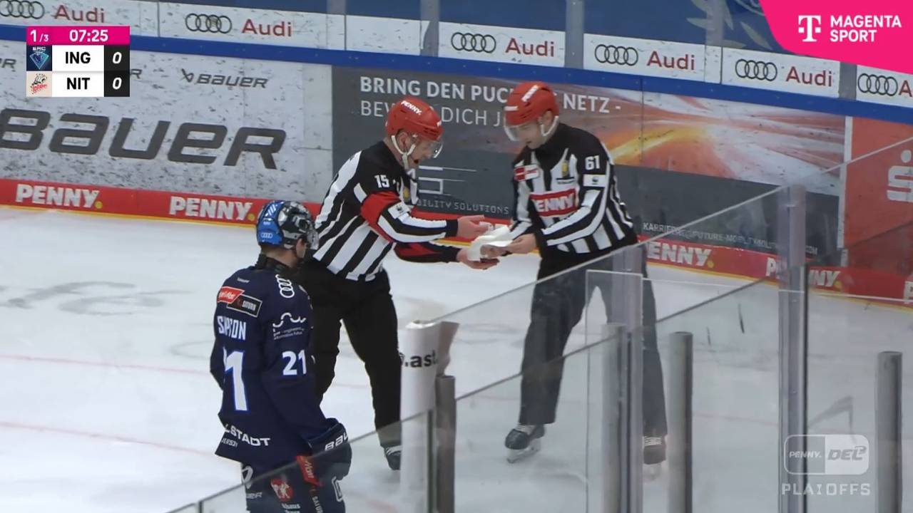 Seine Kollegen sammeln die Zähne von Schiedsrichter André Schrader auf.