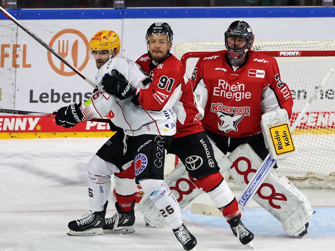 Moritz Müller im Zweikampf mit Dominik Uher.