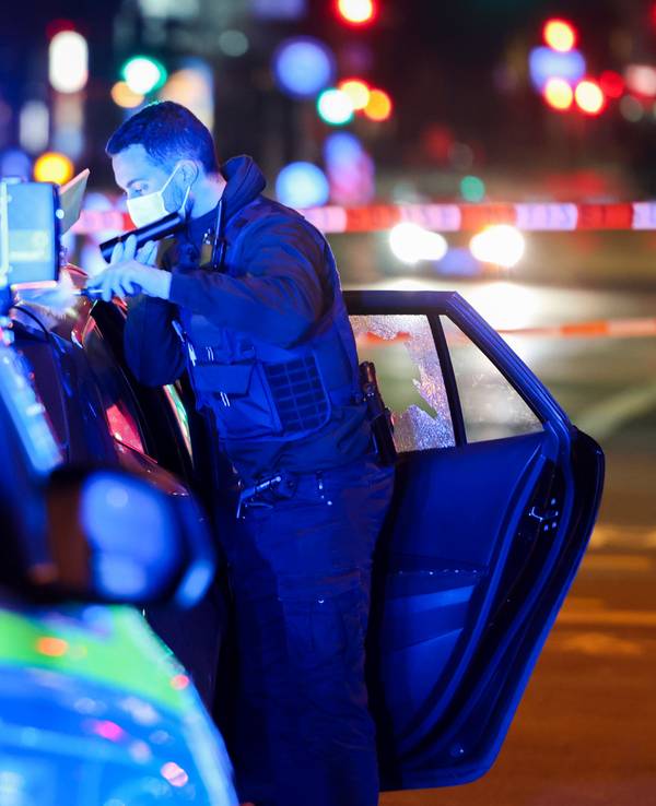 Ein Beamter der Polizei untersucht einen Tatort.