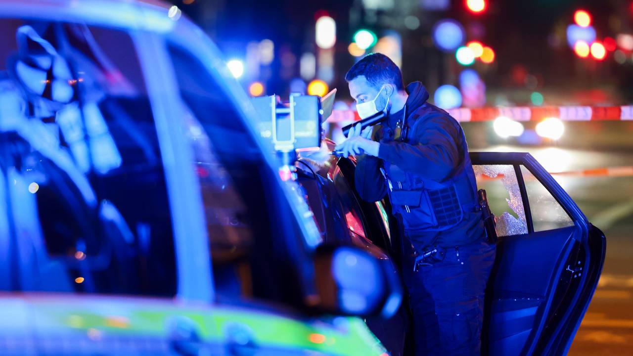 Ein Beamter der Polizei untersucht einen Tatort.