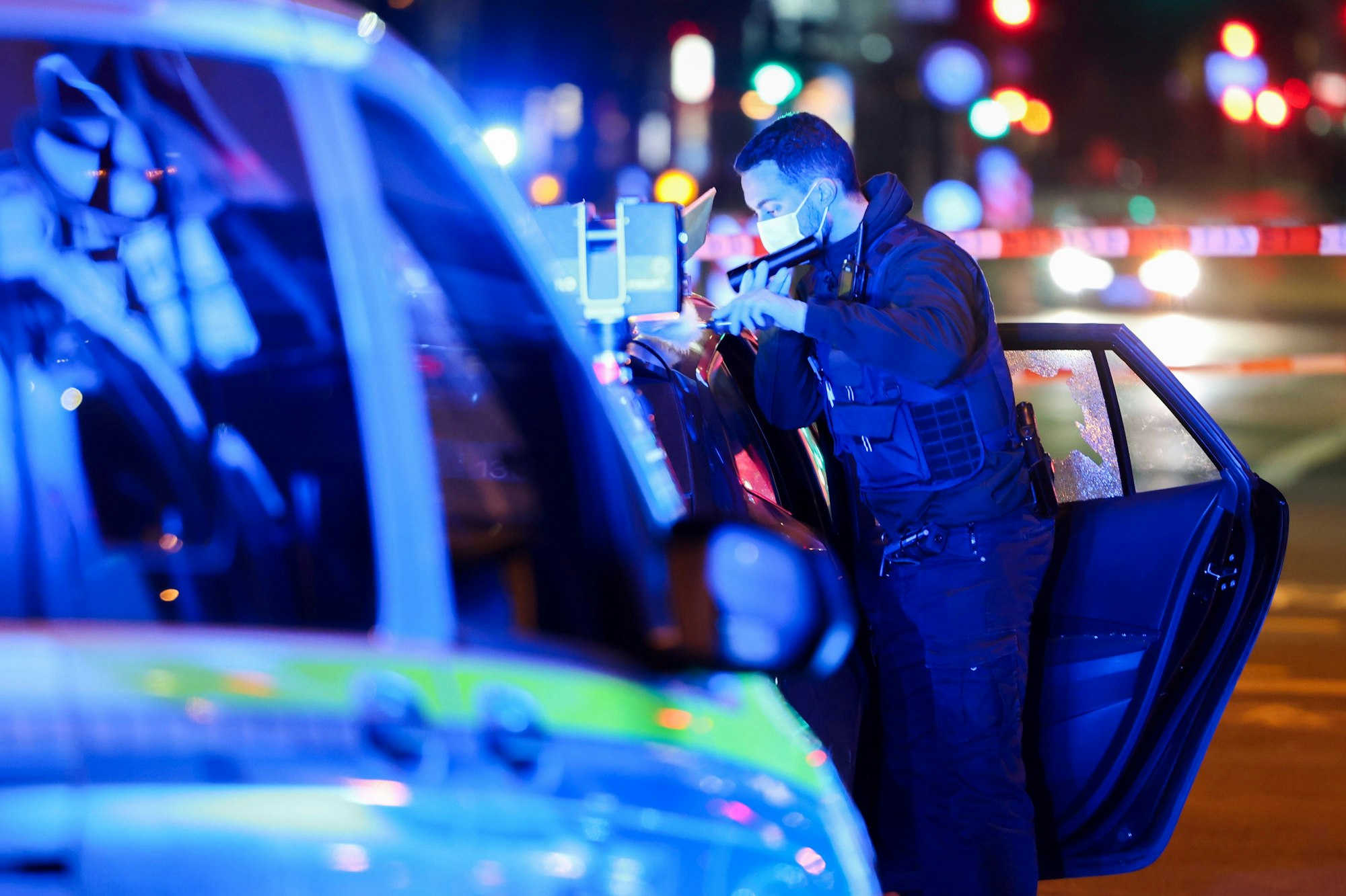 Ein Beamter der Polizei untersucht einen Tatort.