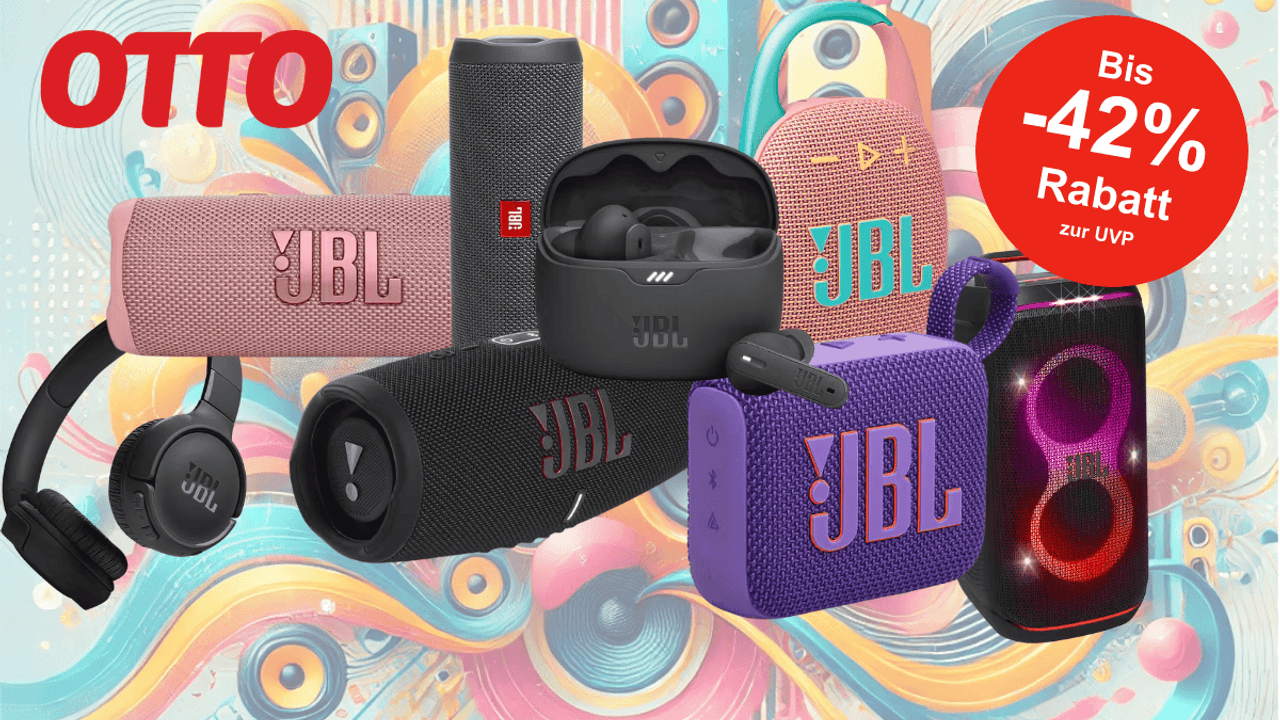 Anordnung verschiedener JBL Produkte wie Charge 5, Flip 6, Go 4, Partybox 320 und mehr vor einem bunten Hintergrund.