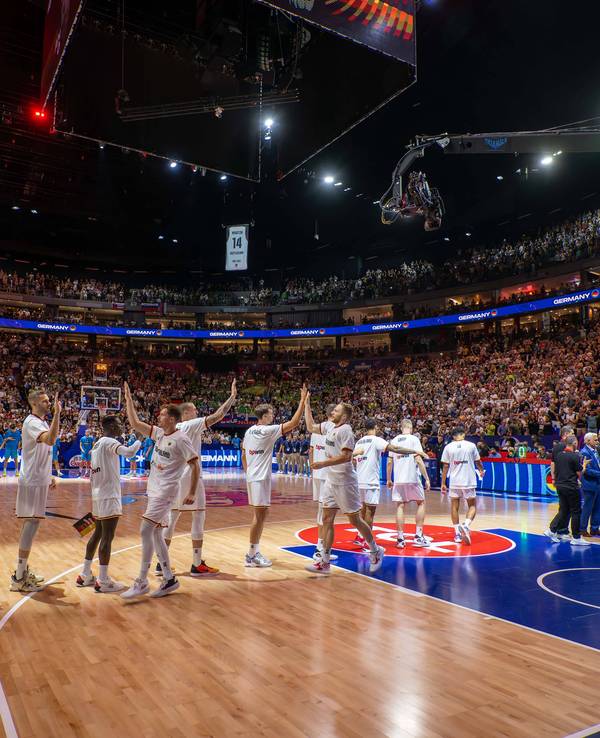Die deutschen Basketballer jubeln in Köln.