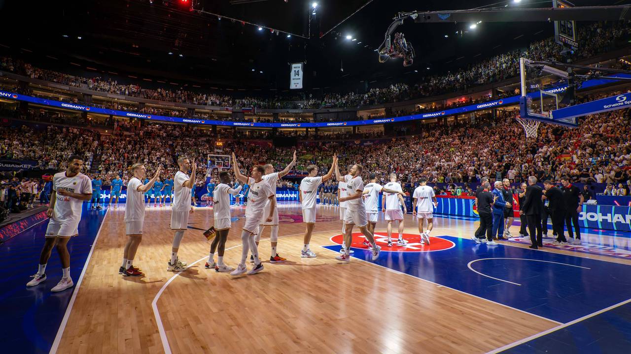 Die deutschen Basketballer jubeln in Köln.
