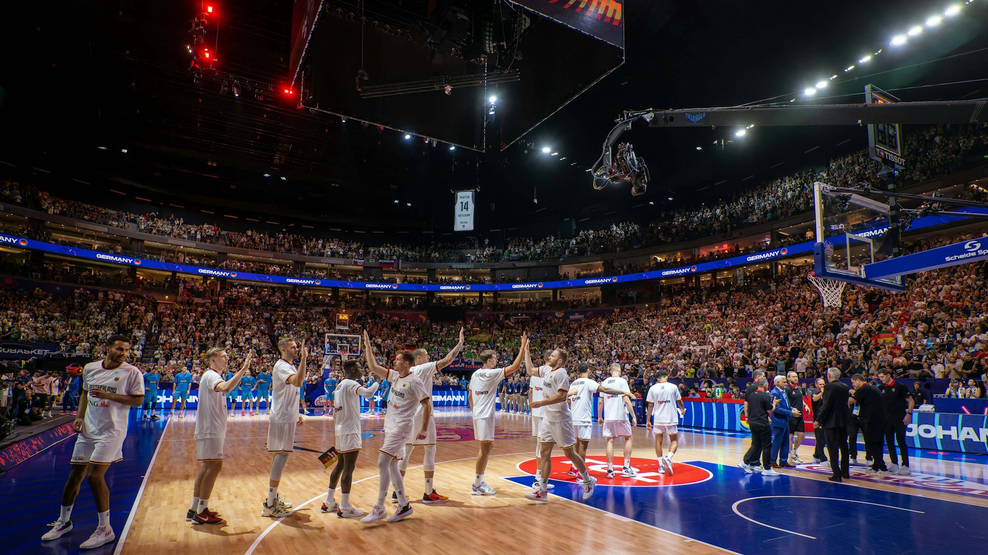 Die deutschen Basketballer jubeln in Köln.