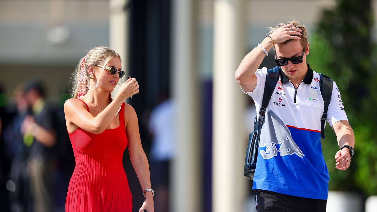 Liam Lawson und Freundin Hannah an der Rennstrecke. Sie trägt ein rotes Kleid, er ein Shirt seines Teams.