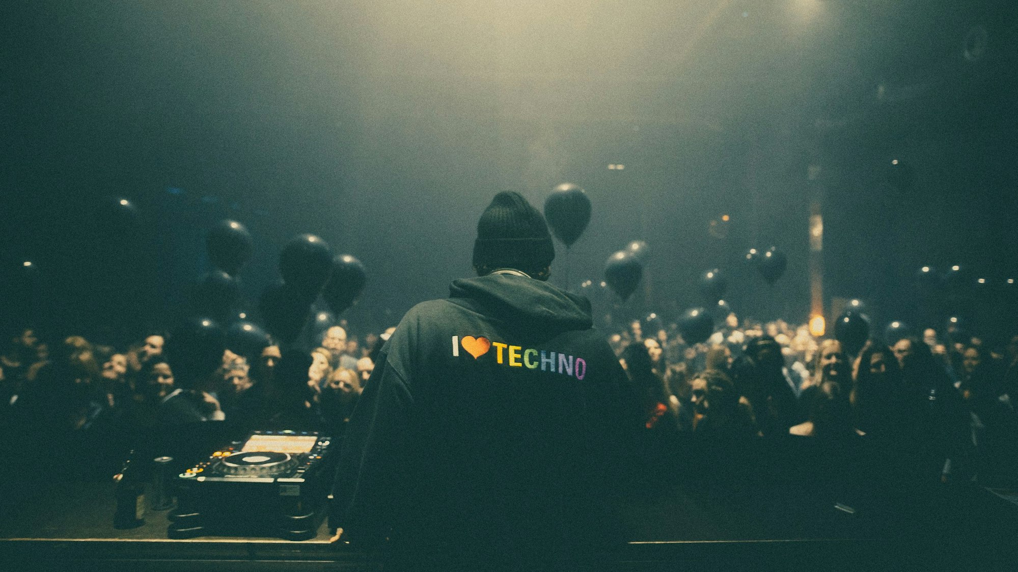 Lars Eidinger als DJ in einem Club. Am Samstag (29. März 2025) tritt er in Köln auf.