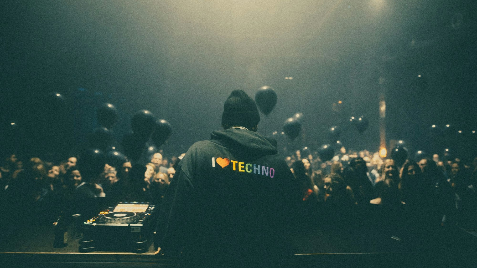 Lars Eidinger als DJ in einem Club. Am Samstag (29. März 2025) tritt er in Köln auf.