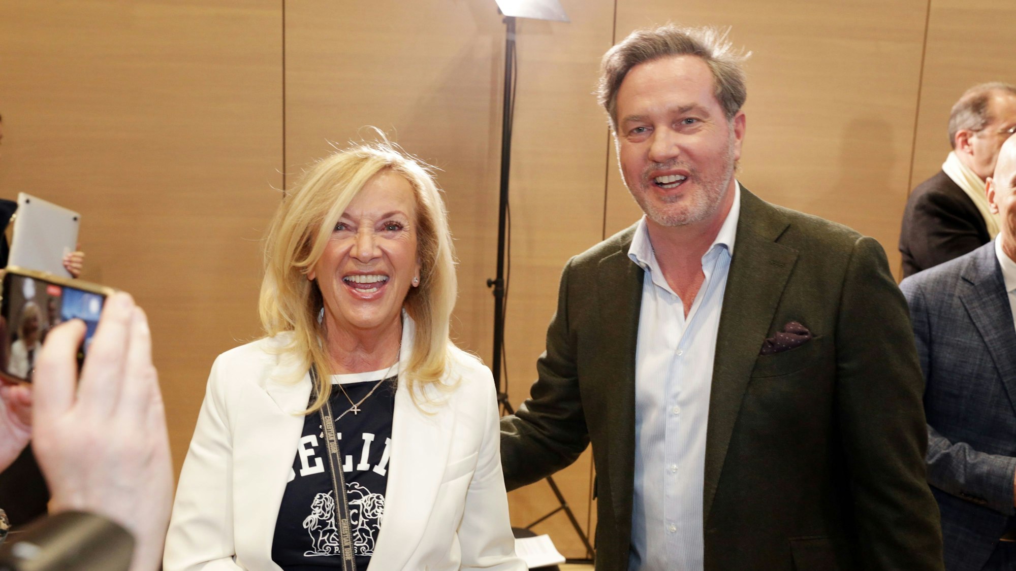 Wiedersehen auf der Beauty-Messe: Die Düsseldorfer Modedesignerin Uta Raasch mit Christopher O'Neill, dem Ehemann von Prinzessin Madeleine. Sie ist eine gute Freundin seiner Mutter Eva. Und sie hat auch den Kontakt zu Weleda geschaffen.