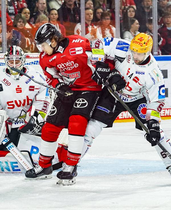Tim Wohlgemuth von den Kölnern Haien im Duell mit seinem Bremerhavener Gegenspieler.
