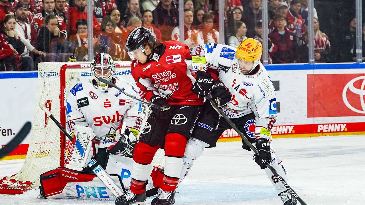 Tim Wohlgemuth von den Kölnern Haien im Duell mit seinem Bremerhavener Gegenspieler.