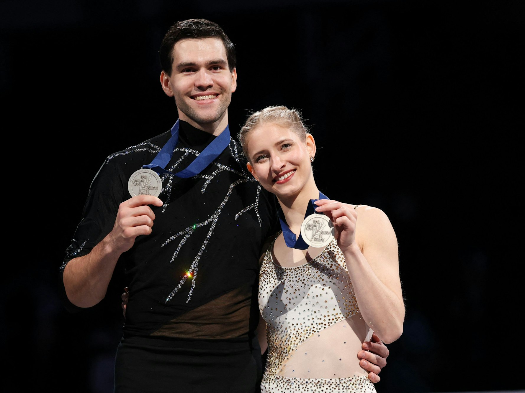 Minerva Fabienne Hase und Nikita Volodin strahlen mit ihrer Silbermedaille.