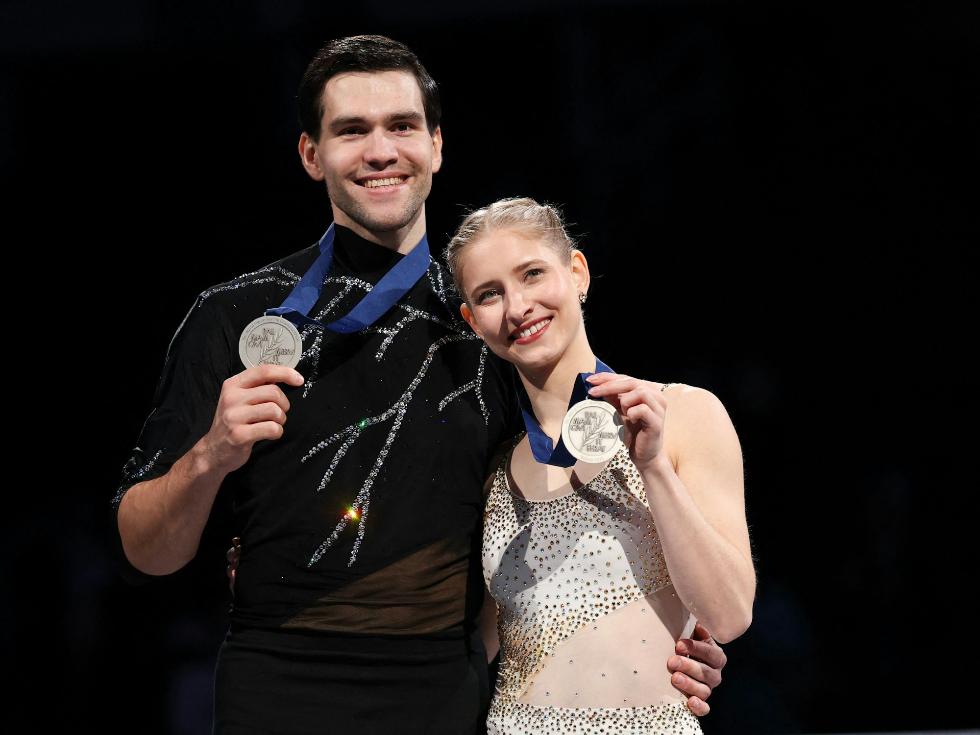 Minerva Fabienne Hase und Nikita Volodin strahlen mit ihrer Silbermedaille.