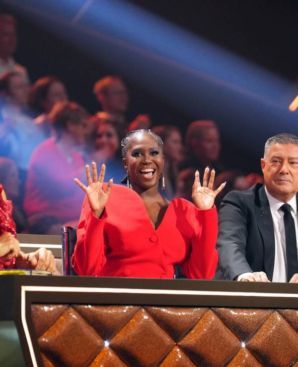 Jorge González, Motsi Mabuse und Joachim Llambi (v.l.) in der fünften Show von „Let's Dance“: Ein Promi haute sie alle vom Stuhl.