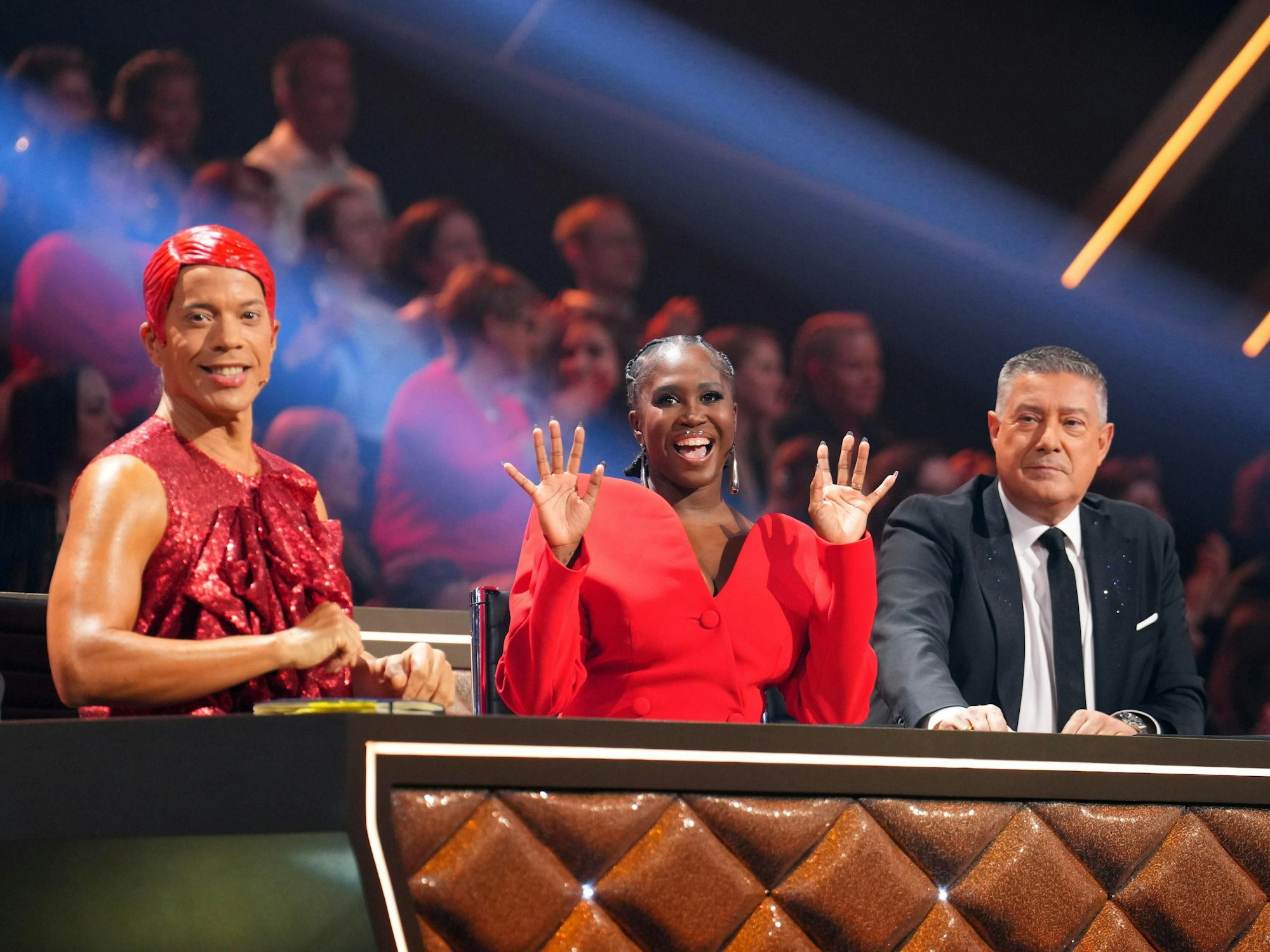 Jorge González, Motsi Mabuse und Joachim Llambi (v.l.) in der fünften Show von „Let's Dance“: Ein Promi haute sie alle vom Stuhl.