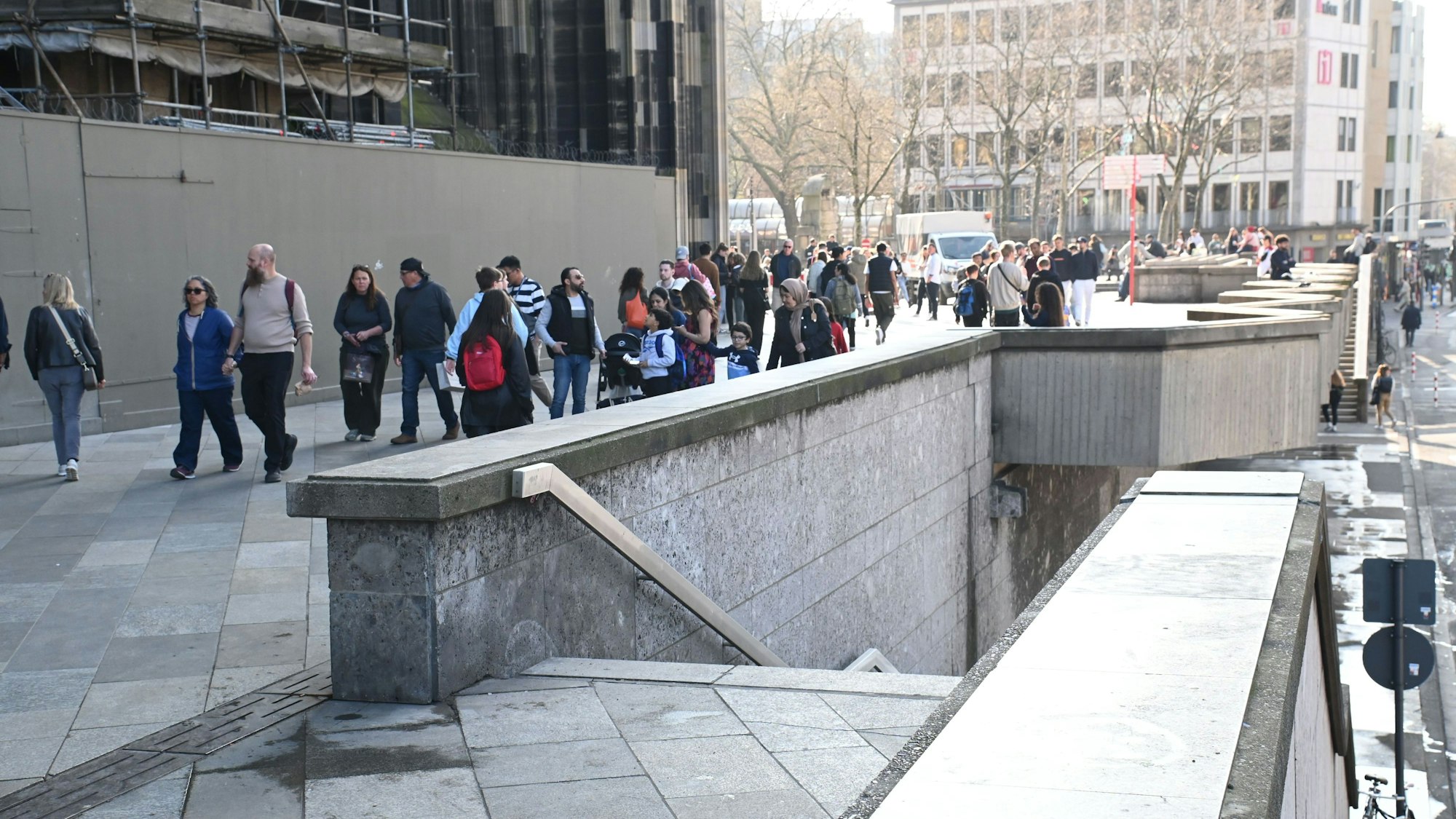 Der Weg vom Kölner Hauptbahnhof zum Hauptportal des Kölner Doms soll gesperrt werden. Das Foto zeigt den Weg am 28. März 2025.