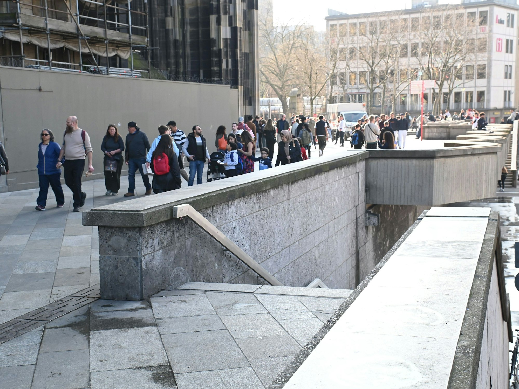 Menschen gehen am Dom entlang.