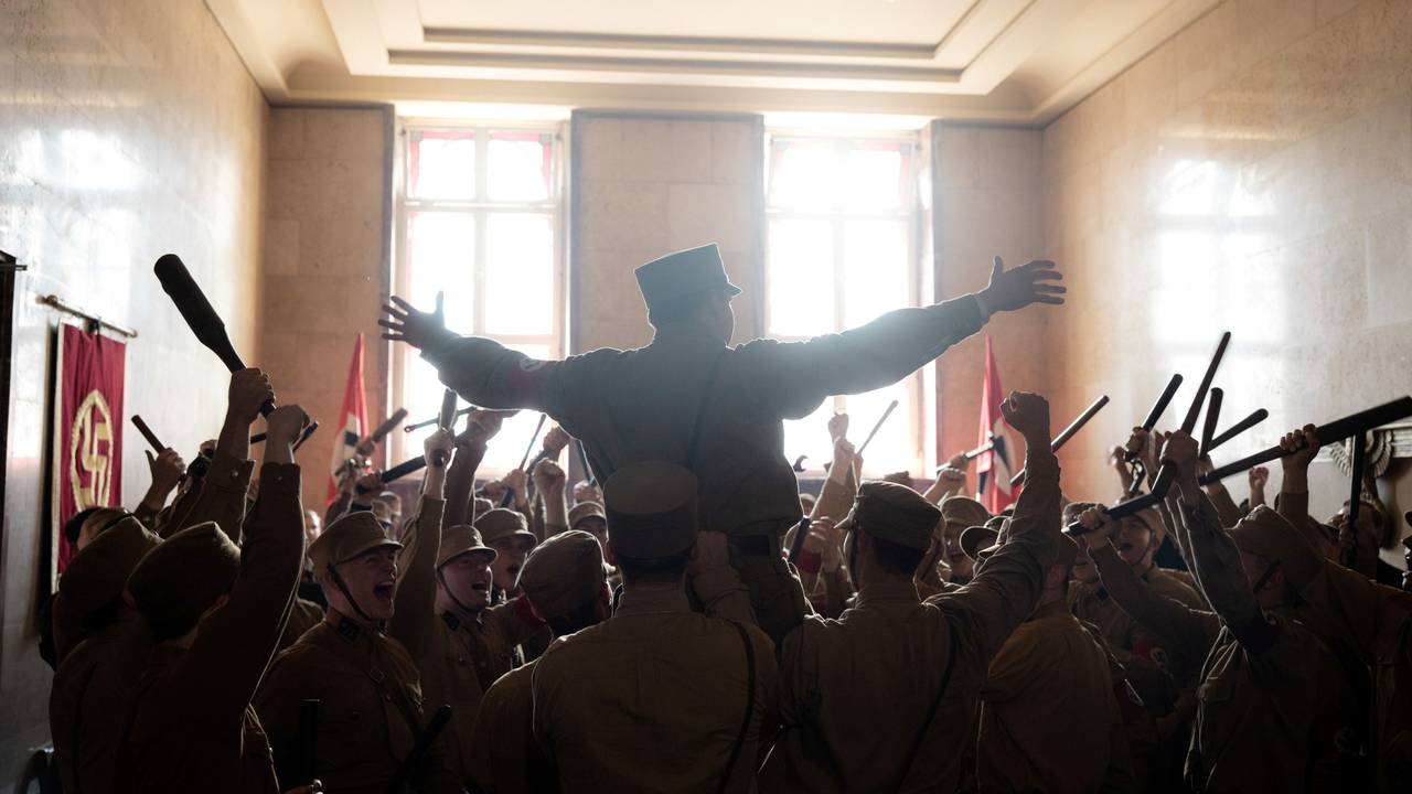 Eine Szene aus Babylon Berlin, aufgenommen am 5. Juni 2021. Jetzt werden auch Szenen in Köln gedreht.