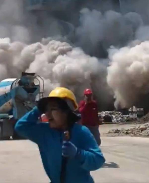 In Bangkok ist, mutmaßlich durch das Erdbeben, ein Hochhaus eingestürzt. Ein Screenshot des Videos zeigt die dramatische Szenerie.