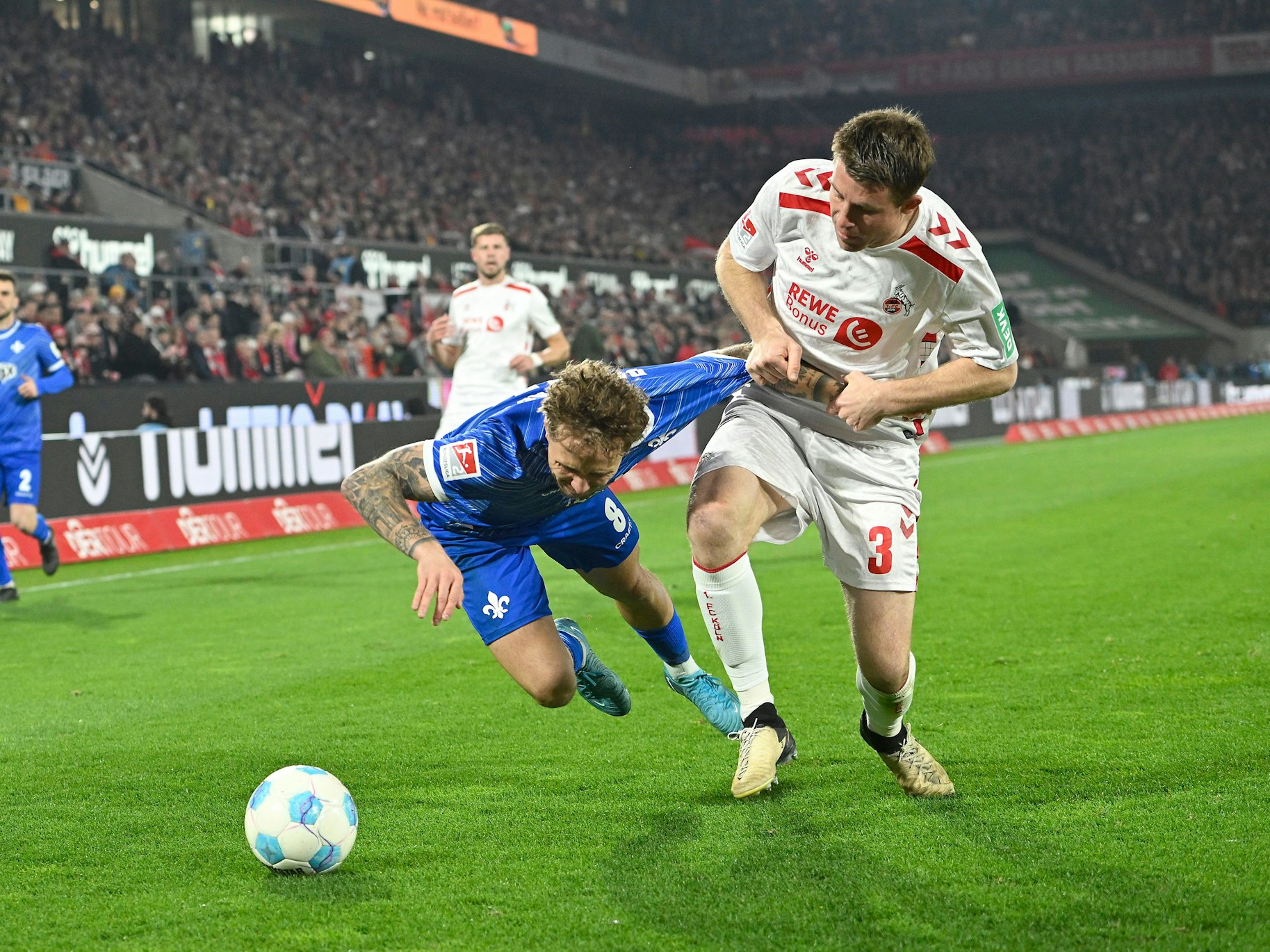 Luca Marseiler und Dominique Heintz kämpfen um den Ball.