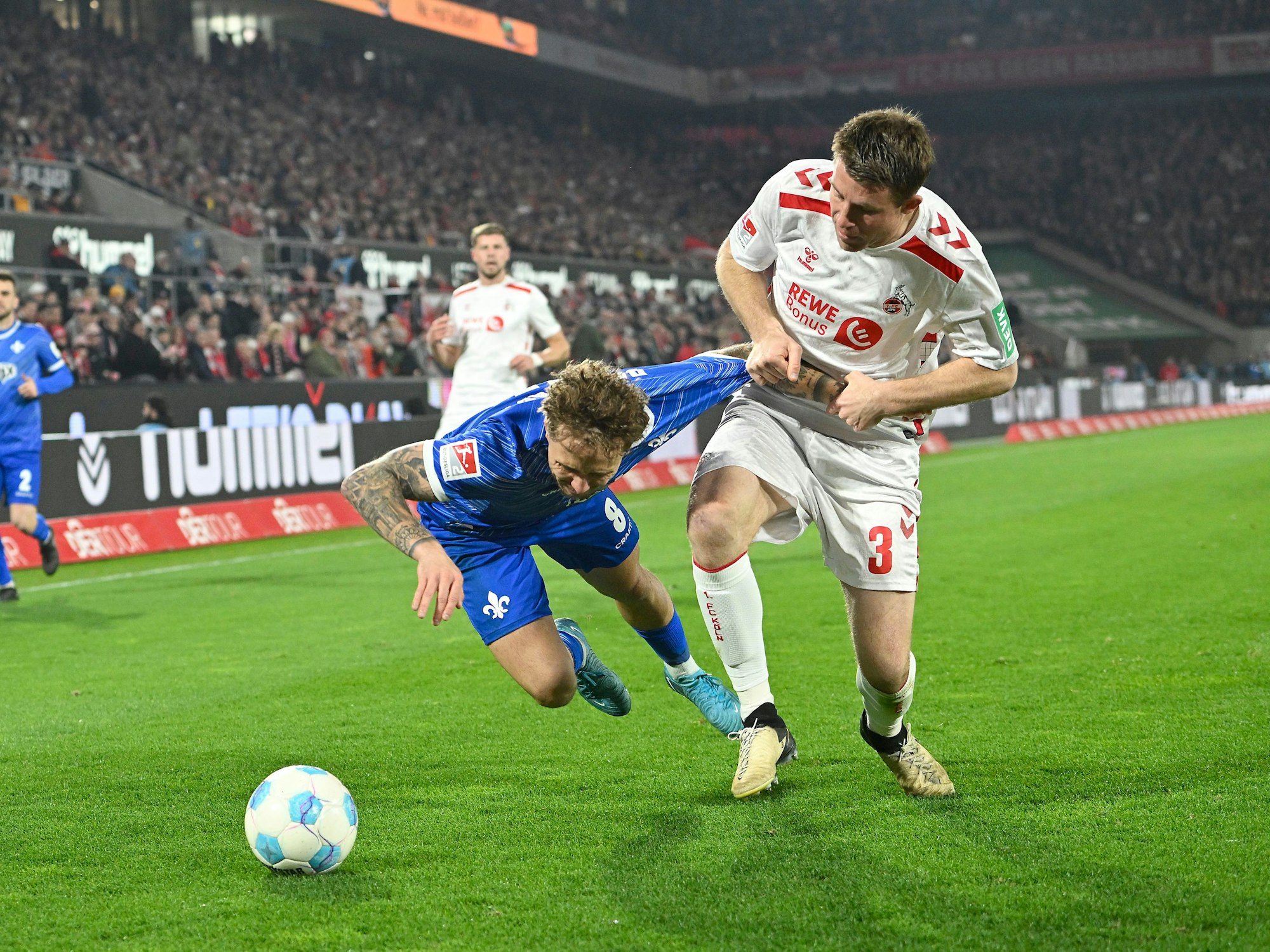 Luca Marseiler und Dominique Heintz kämpfen um den Ball.