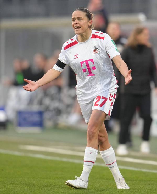 Laura Feiersinger im Trikot des 1. FC Köln.