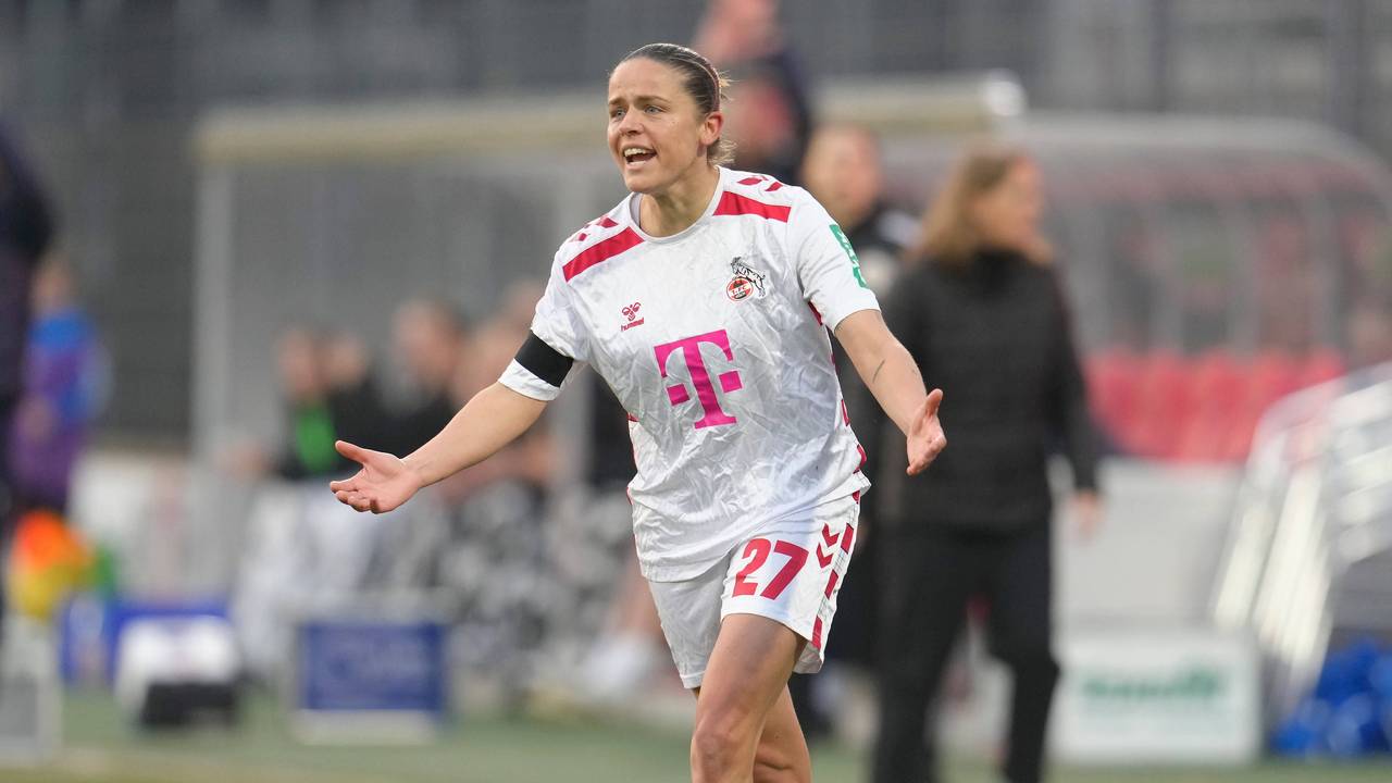 Laura Feiersinger im Trikot des 1. FC Köln.