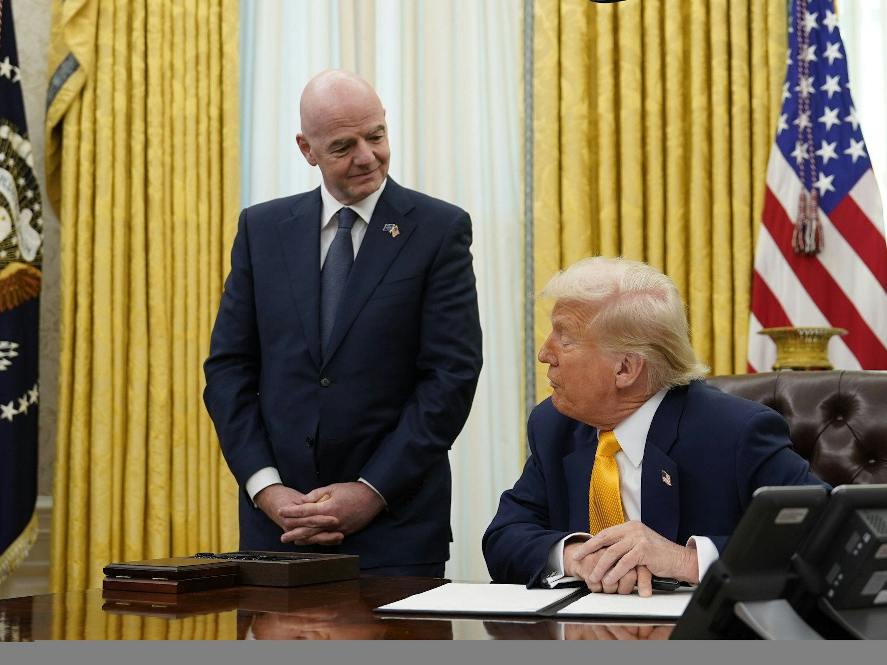 Donald Trump spricht im Oval Office mit Fifa-Präsident Gianni Infantino.