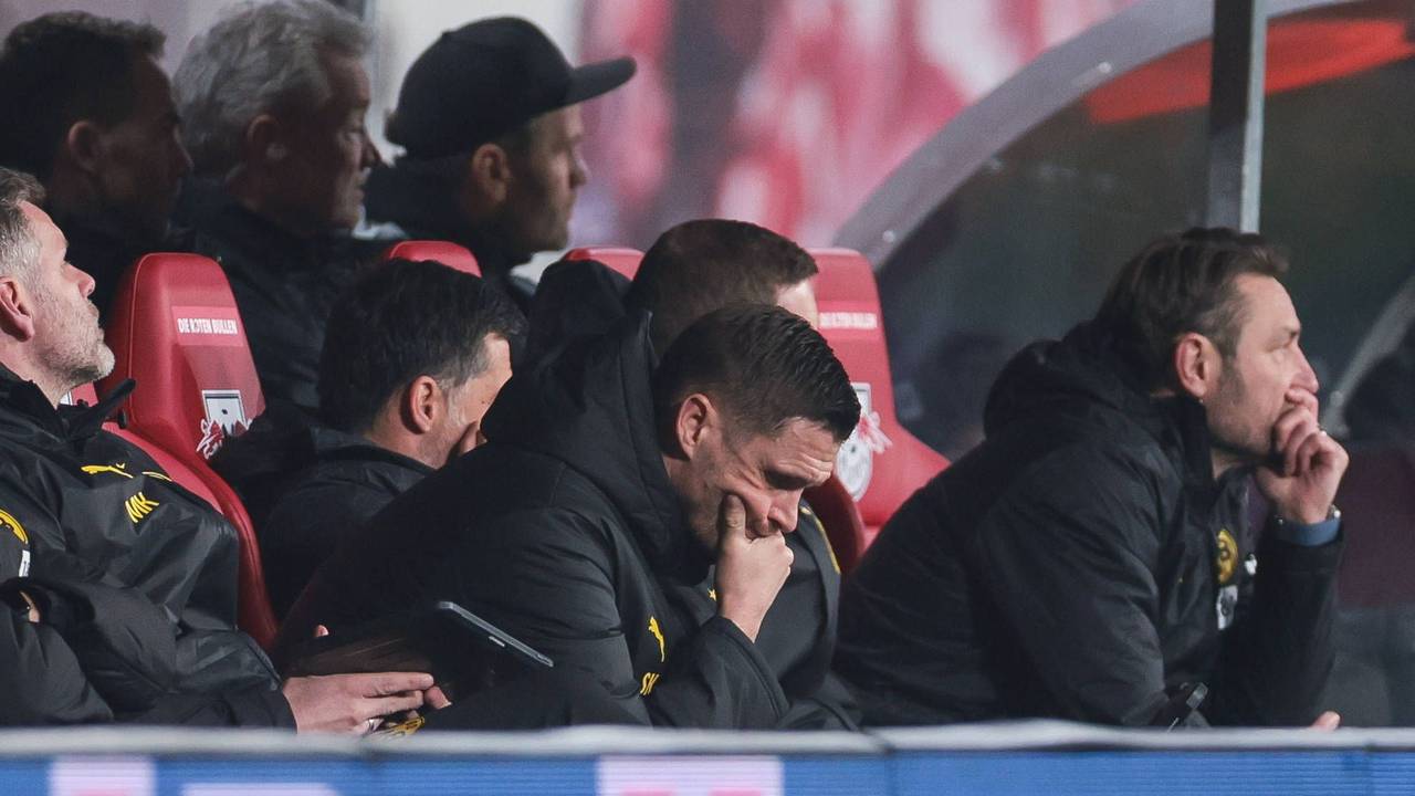 Sebastian Kehl sitzt enttäuscht auf der Bank.