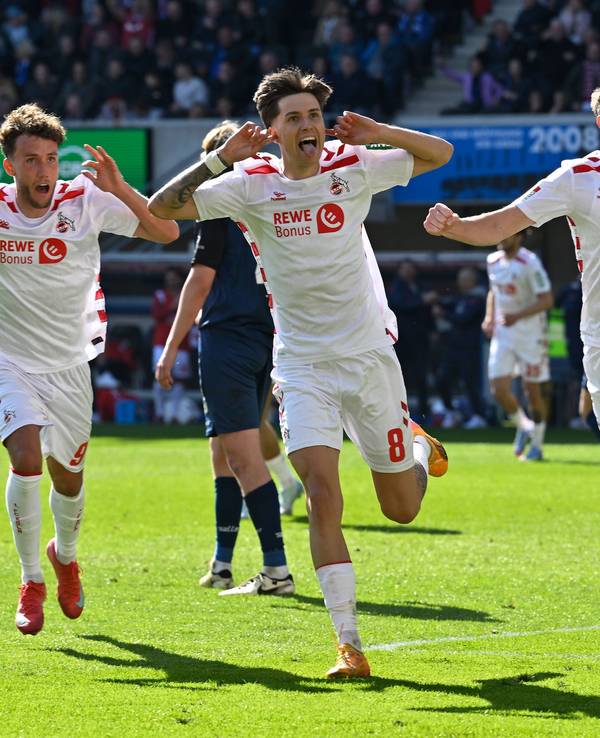 Denis Huseinbasic jubelt mit Imad Rondic und Luca Waldschmidt über seinen Treffer zum 2:1 in Paderborn.