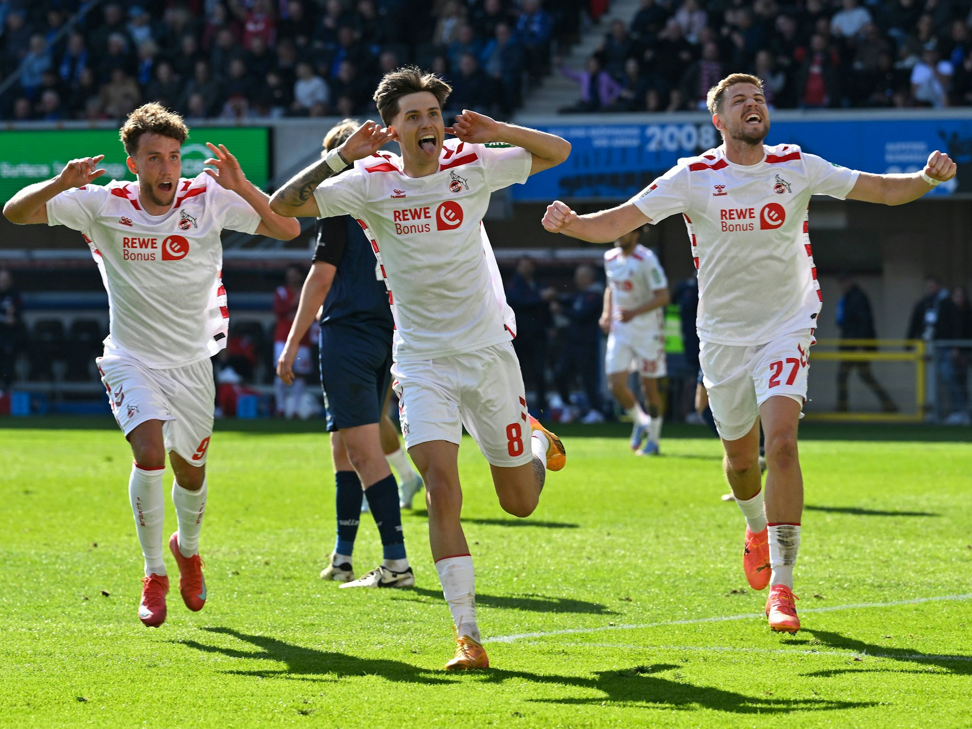 Denis Huseinbasic jubelt mit Imad Rondic und Luca Waldschmidt über seinen Treffer zum 2:1 in Paderborn.
