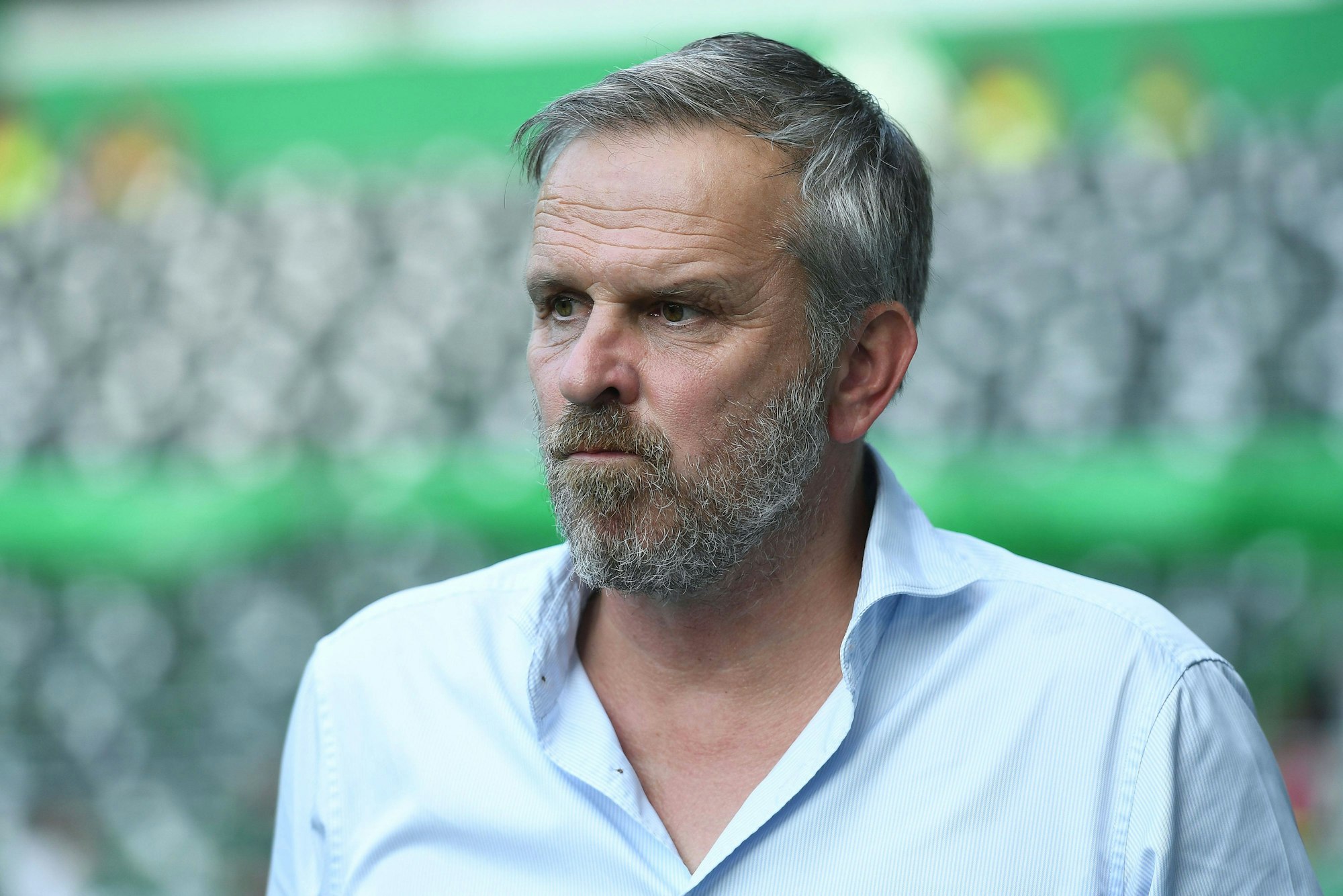 Didi Hamann mit ernster Miene am Spielfeldrand.