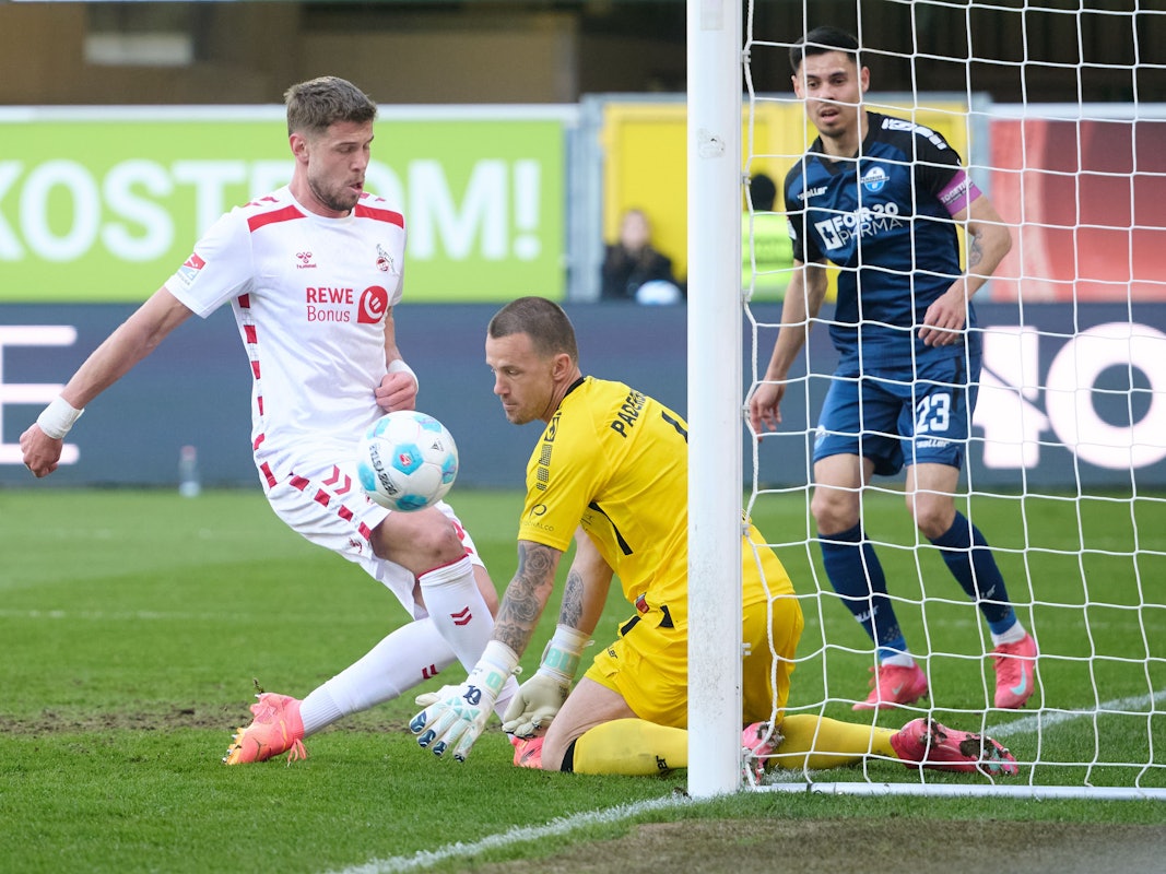 Kölns Iman Rondic und Torwart Manuel Riemann von Paderborn in Aktion.