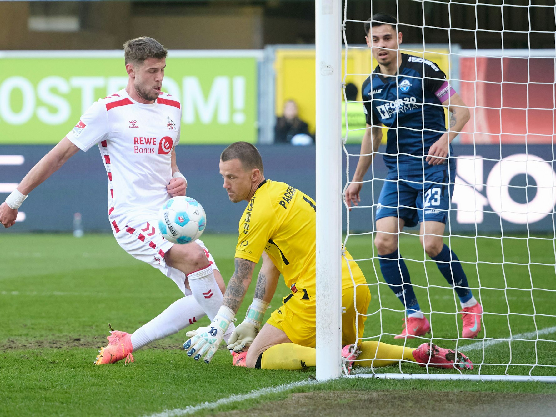 Kölns Iman Rondic und Torwart Manuel Riemann von Paderborn in Aktion.