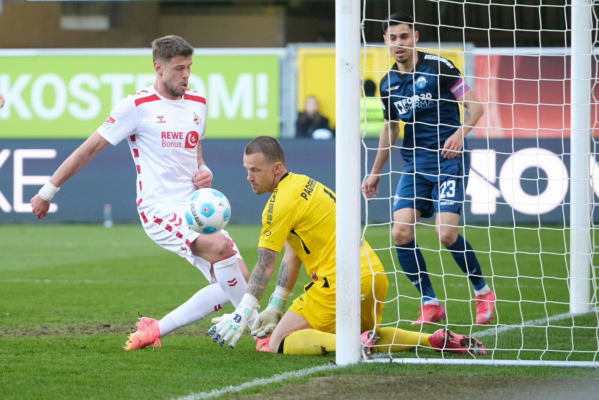Kölns Iman Rondic und Torwart Manuel Riemann von Paderborn in Aktion.