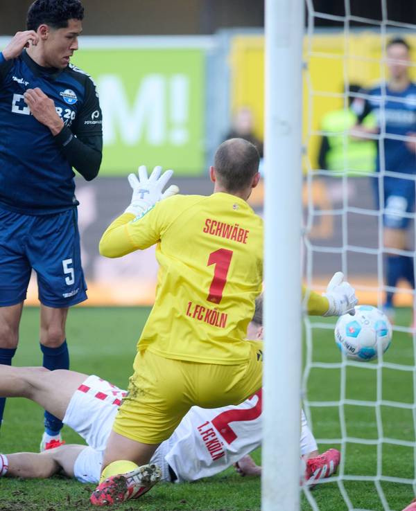 Torwart Marvin Schwäbe von Köln pariert in der Nachspielzeit.