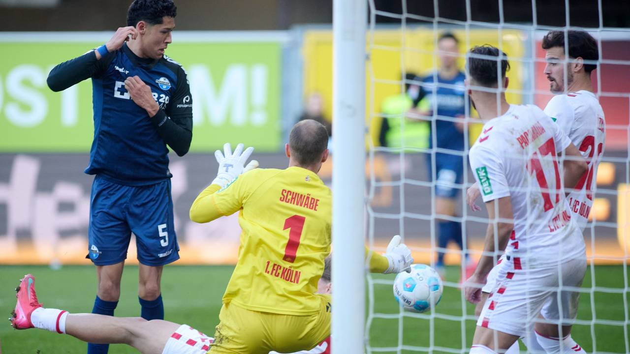 Torwart Marvin Schwäbe von Köln pariert in der Nachspielzeit.