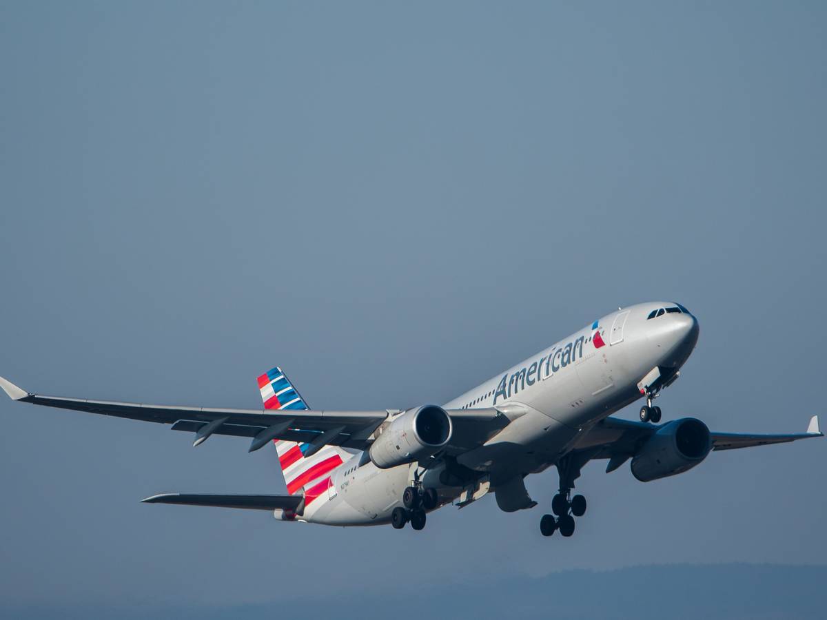 Eine junge Frau erlebte in der ersten Klasse eines Fluges mit American Airlines Unglaubliches. Das Symbolfoto zeigt ein Passagierflugzeug der Fluggesellschaft kurz nach dem Start.