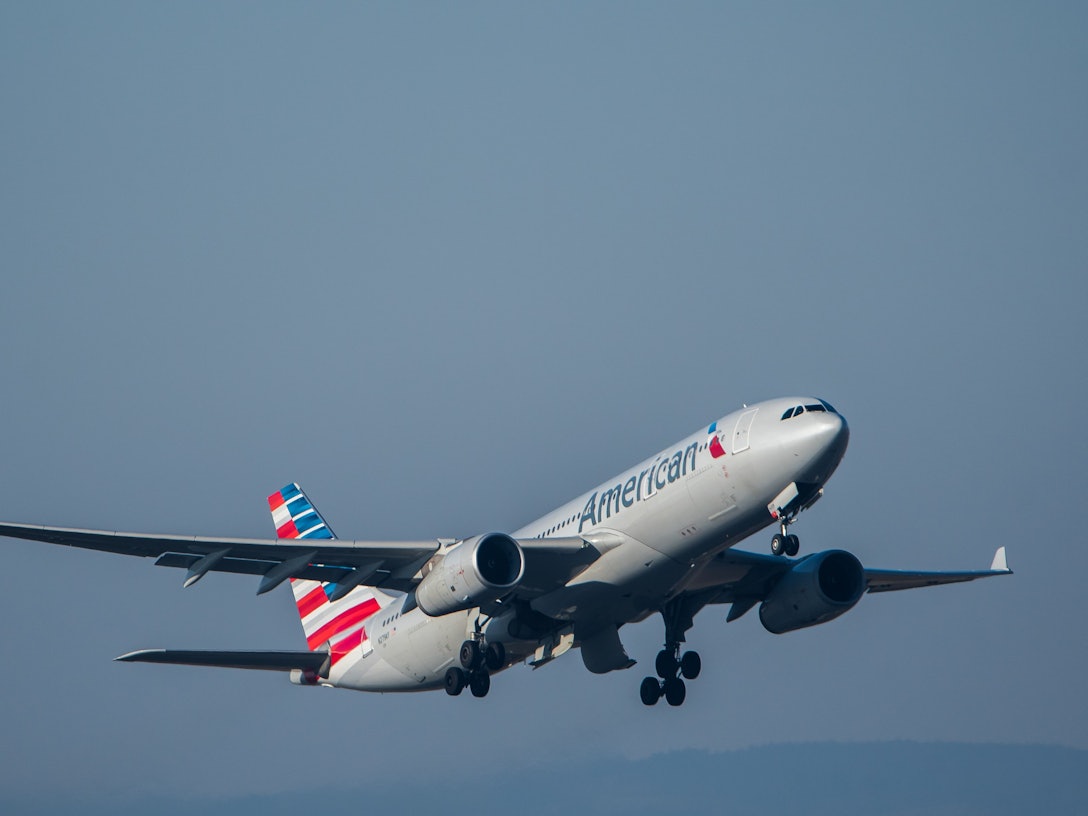 Eine junge Frau erlebte in der ersten Klasse eines Fluges mit American Airlines Unglaubliches. Das Symbolfoto zeigt ein Passagierflugzeug der Fluggesellschaft kurz nach dem Start.