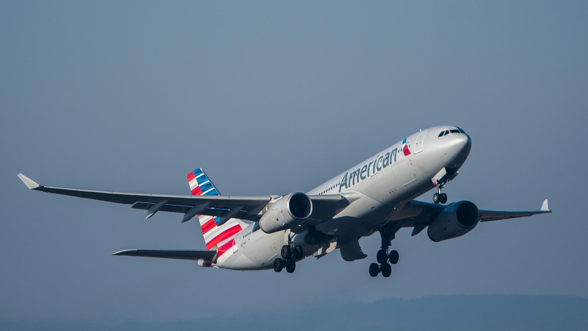 Eine junge Frau erlebte in der ersten Klasse eines Fluges mit American Airlines Unglaubliches. Das Symbolfoto zeigt ein Passagierflugzeug der Fluggesellschaft kurz nach dem Start.