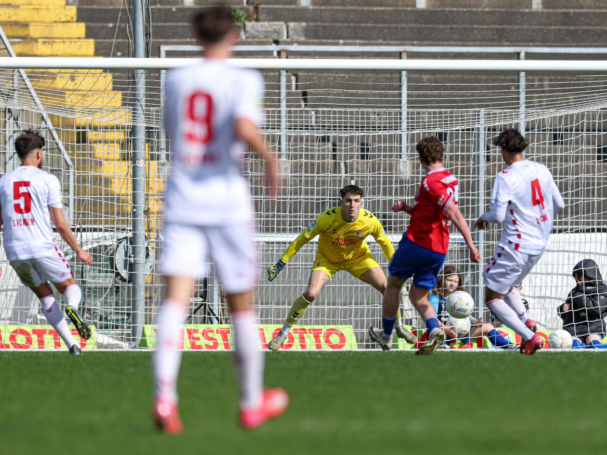 Rawley St. John trifft zur Führung für Uerdingen.