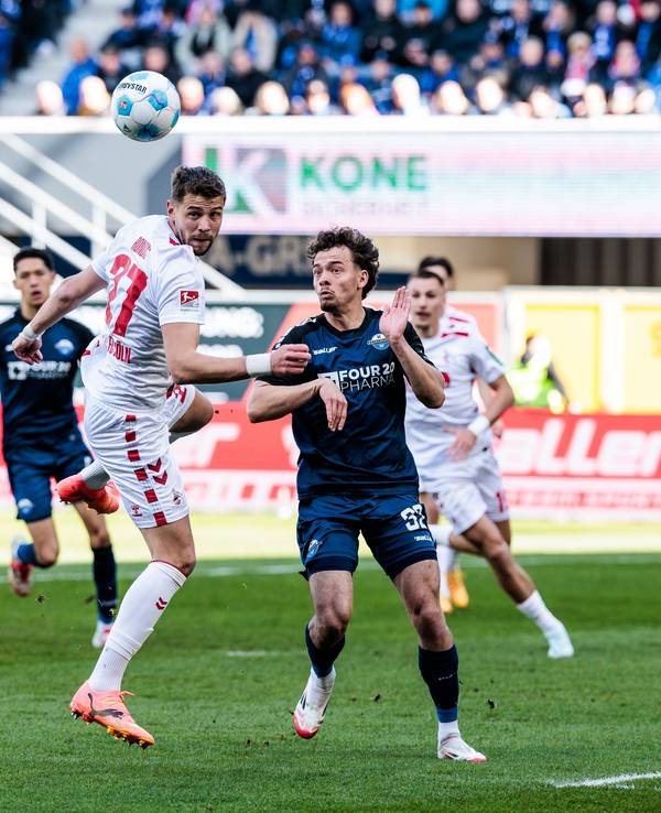 Imad Rondic (1. FC Köln, 27) und Aaron Zehnter (SC Paderborn 07, 32) kämpfen um den Ball in der 2. Liga.