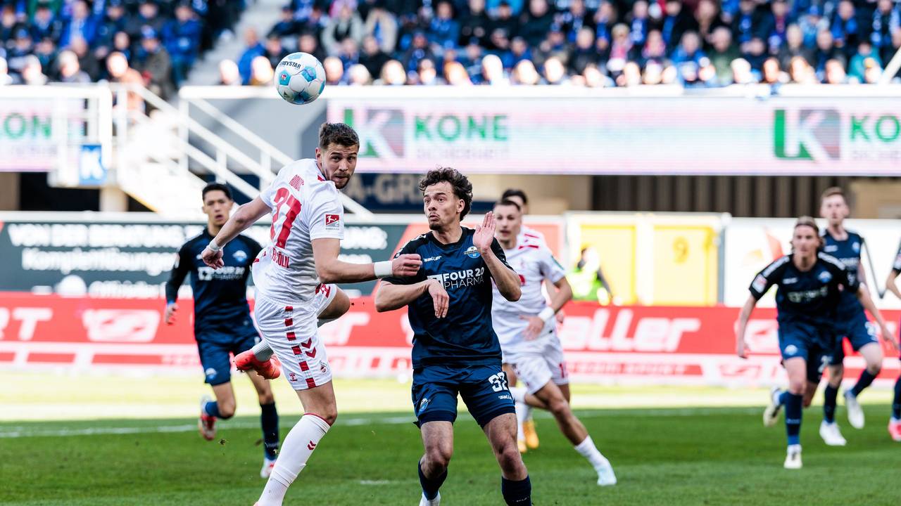 Imad Rondic (1. FC Köln, 27) und Aaron Zehnter (SC Paderborn 07, 32) kämpfen um den Ball in der 2. Liga.
