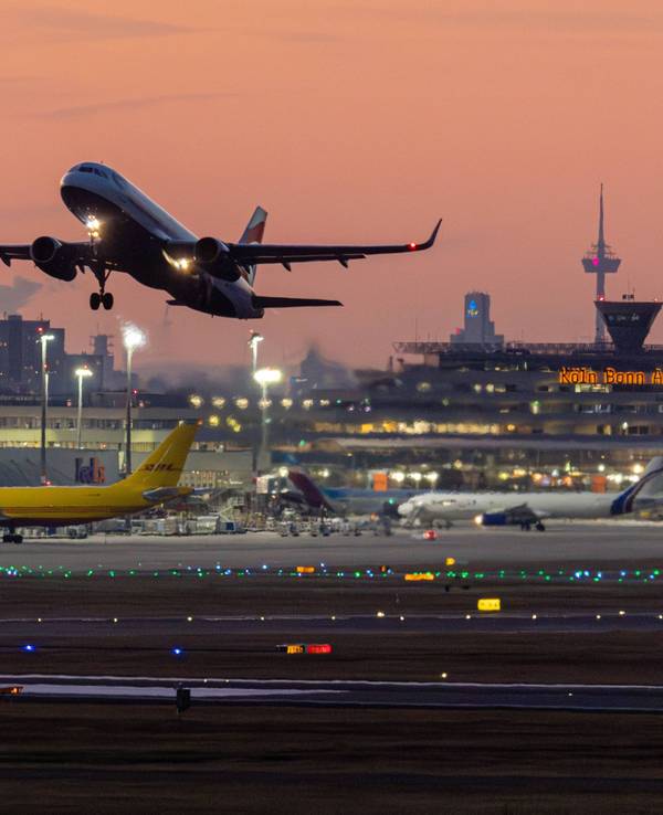 Eine Eurowings-Maschine hebt am Flughafen Köln/Bonn ab.