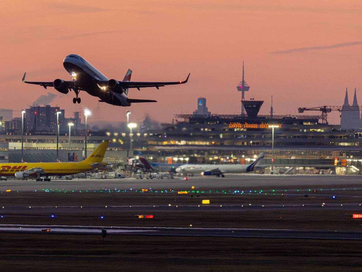 Eine Eurowings-Maschine hebt am Flughafen Köln/Bonn ab.