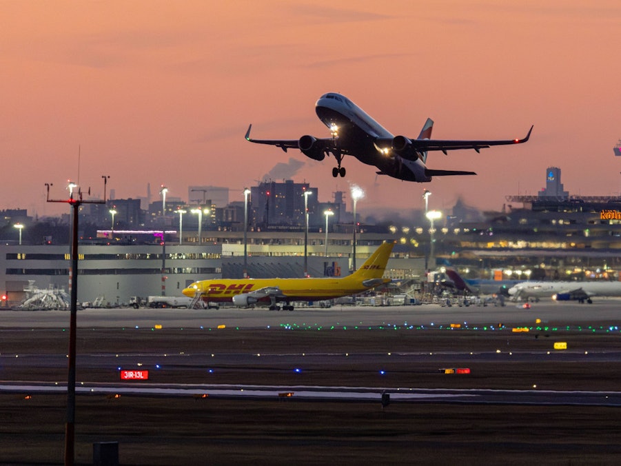 Eine Eurowings-Maschine hebt am Flughafen Köln/Bonn ab.