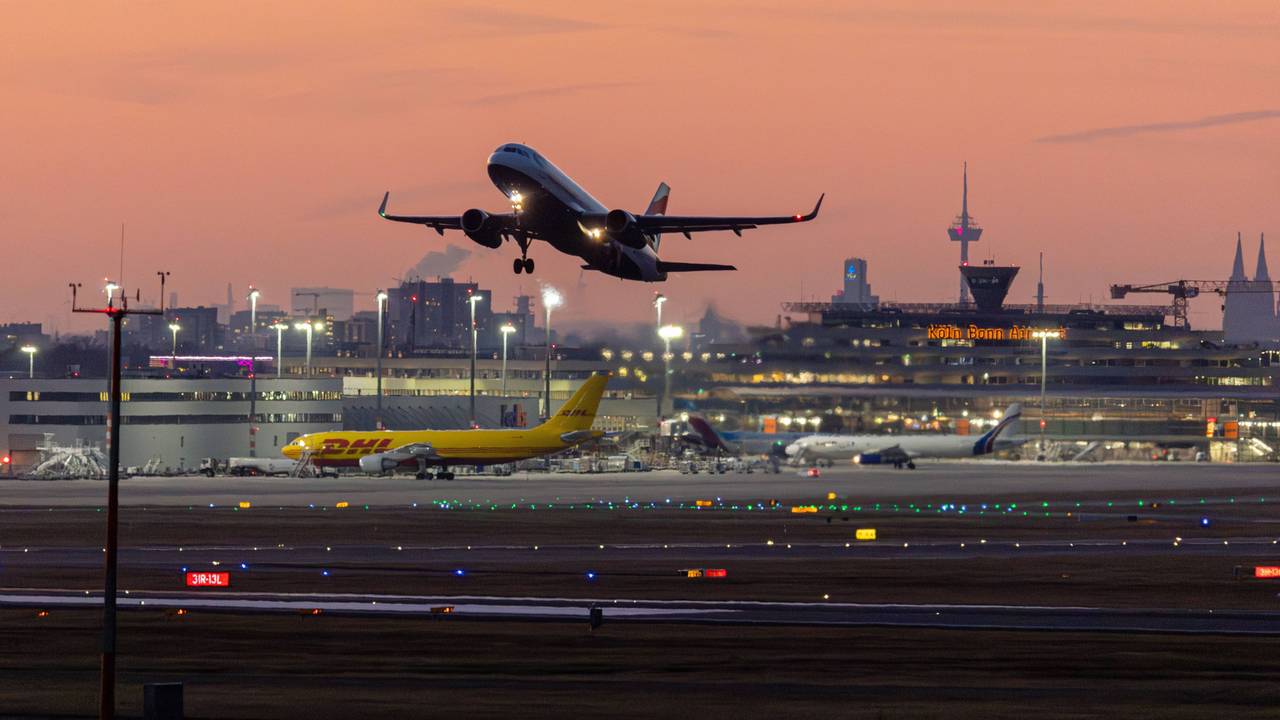 Eine Eurowings-Maschine hebt am Flughafen Köln/Bonn ab.