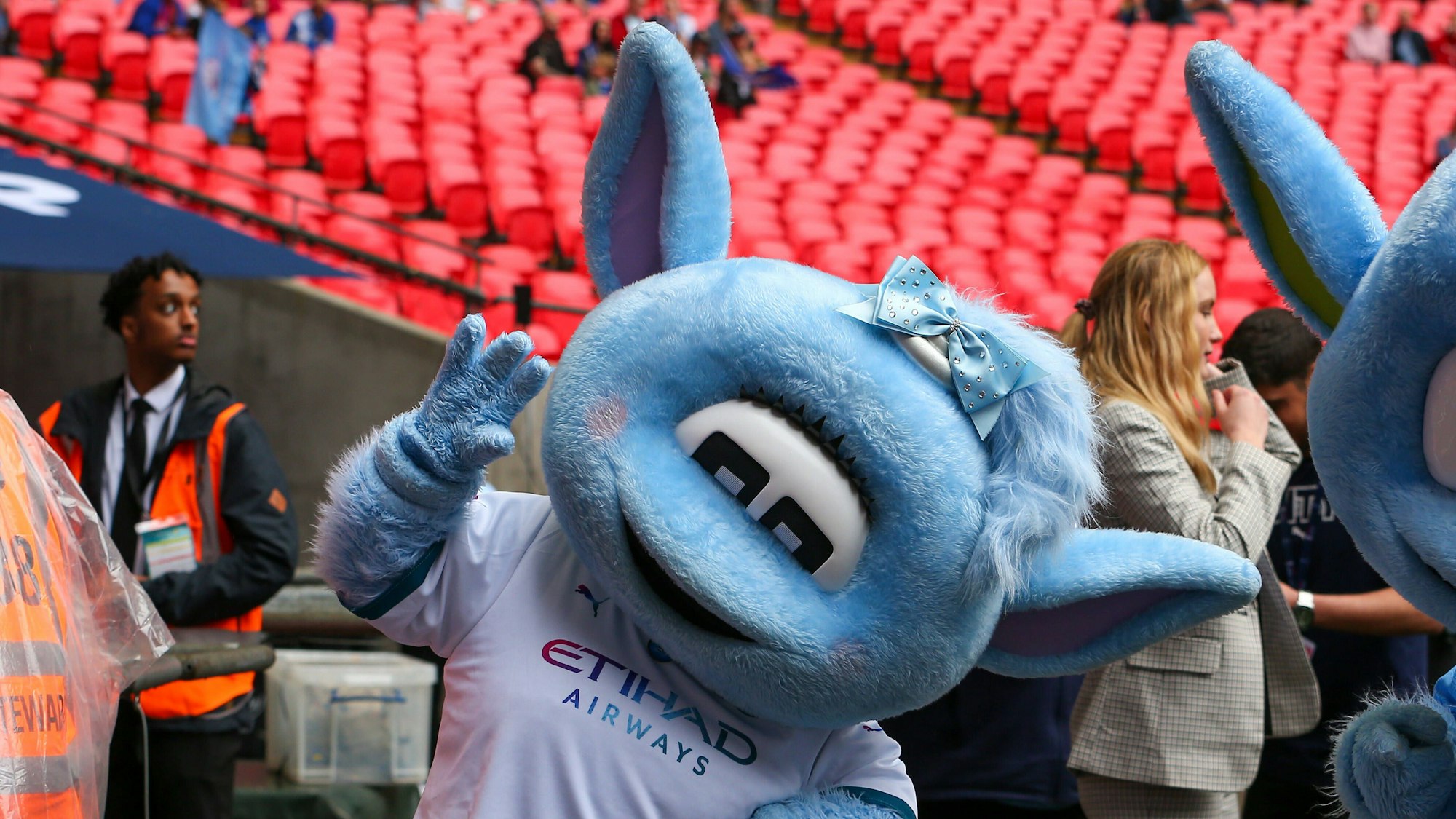 Maskottchen „Moonbeam“ winkt einem Spiel von Manchester City.